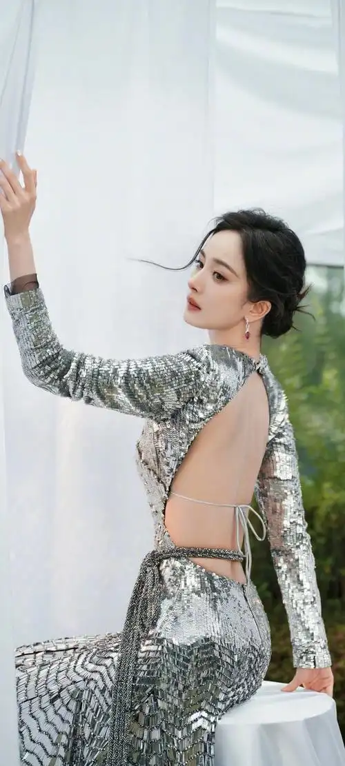 在这组壁纸中,杨幂身穿一袭银色亮片裙,展现出她的优雅与高贵.