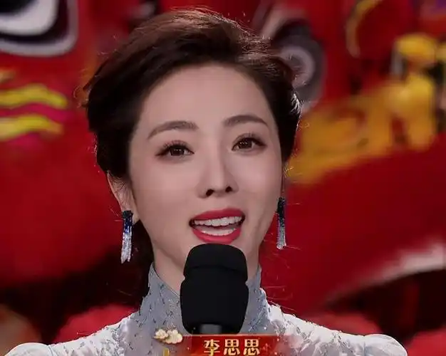 自称将开启新的挑战,网友:还不是为了钱|春晚|挑战主持人|央视主持人