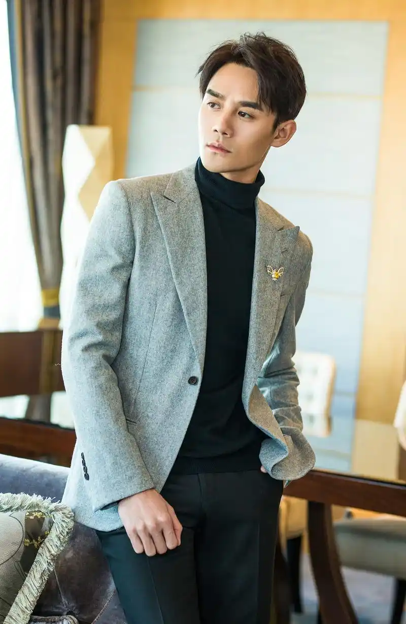 12月18日,王凯身着kiton中国2017aw灰色西装上衣,dior黑色西裤搭配