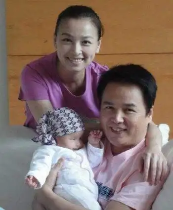 尽管如今张庭的丈夫的确是有钱人,但两人最初相识时都是演员.