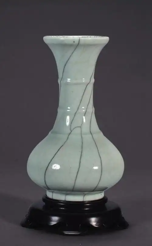 清 哥釉弦纹撇口瓶