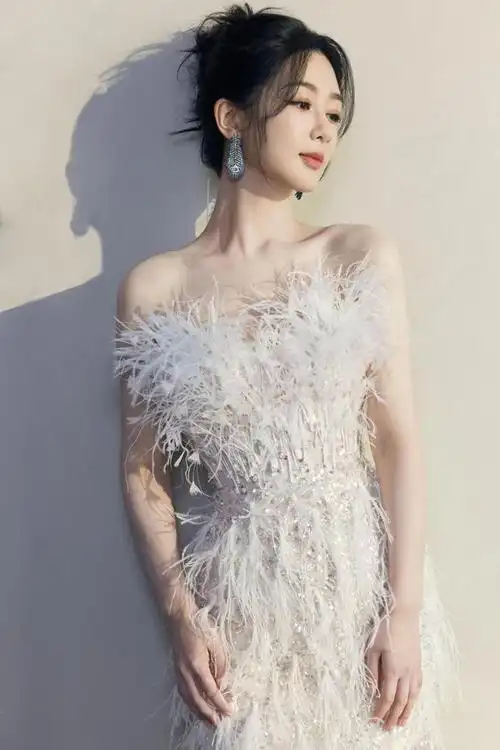 时尚潮流穿搭:杨紫的羽毛装亮相《长相思》收官庆典|抹胸|礼服|宝诗龙