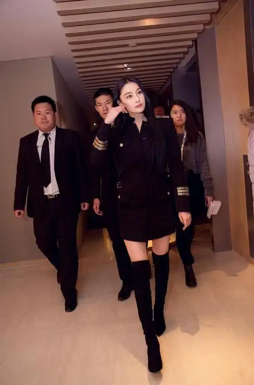 超帅气张馨予一身迷彩服英姿飒爽搭配马丁靴妥妥的军人范