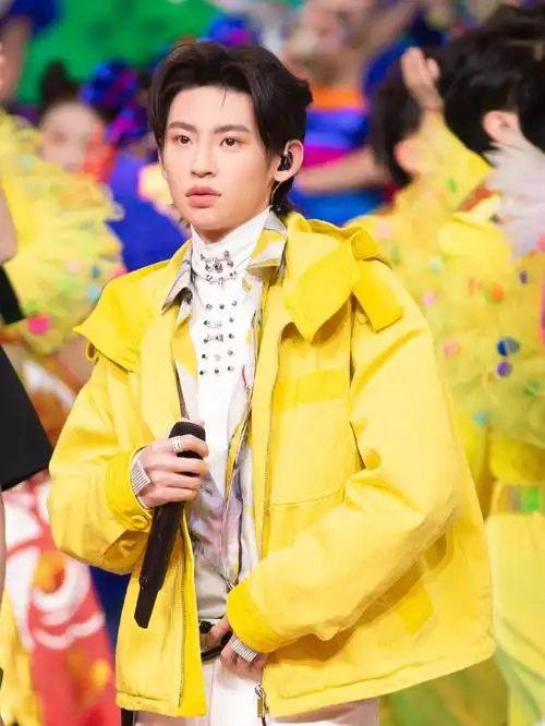 他把应援色穿在身上了