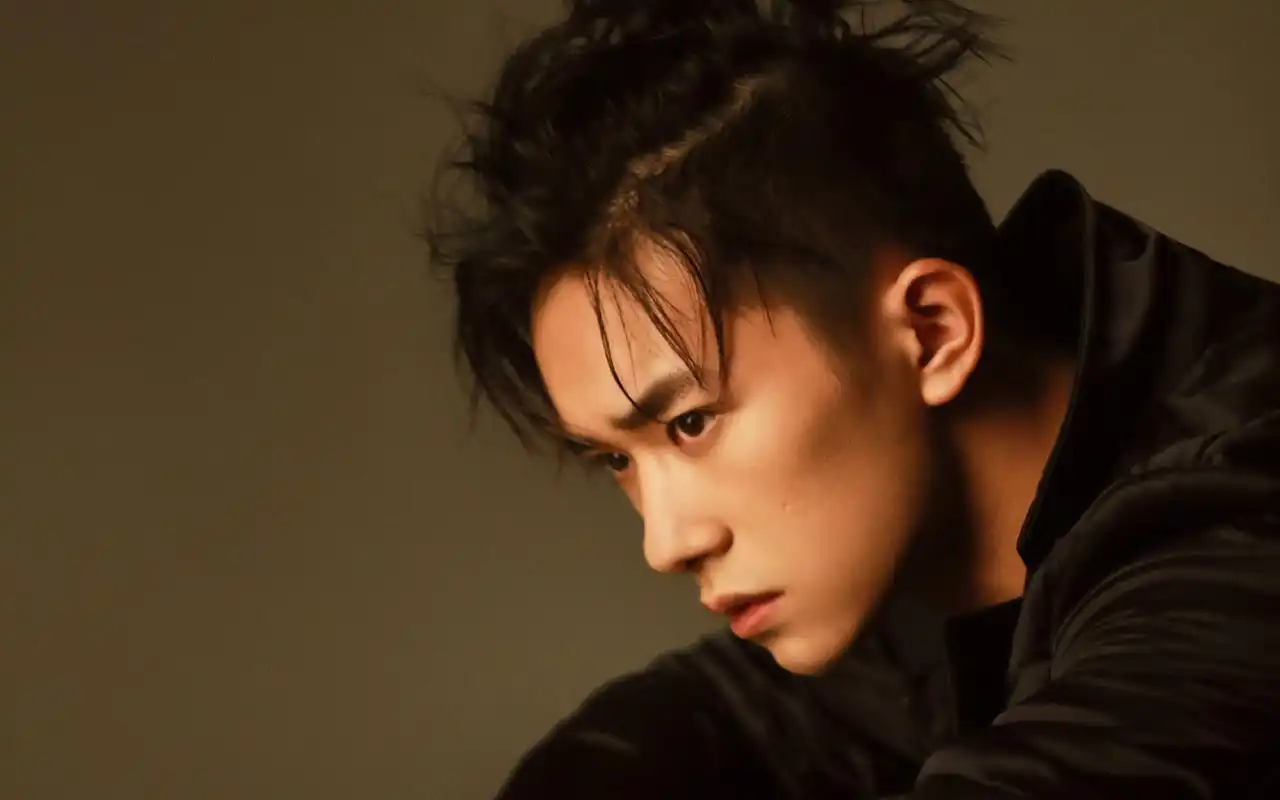 易烊千玺杂志照片高清电脑壁纸-大陆明星-手机壁纸下载-美桌网