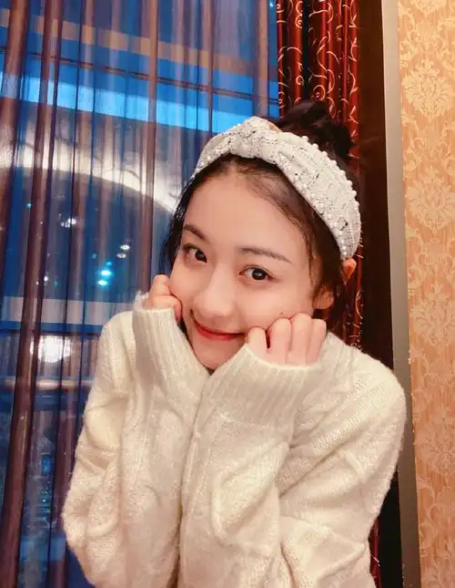 简介:杨祺如清秀俏皮自拍图片,分享一组杨祺如图片