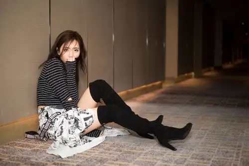 刘惜君身着高领长袖条纹t恤刘惜君曝光时尚写真