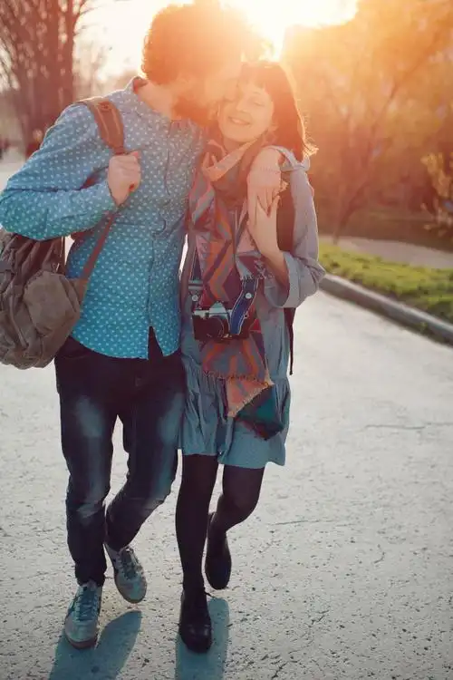 在路上拥抱的夫妻