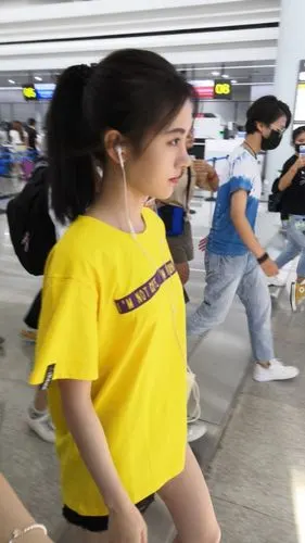 鞠婧祎玩代装机场生图