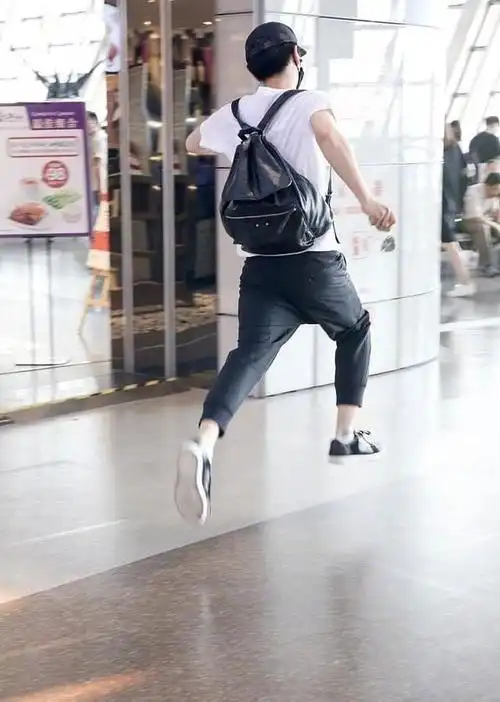 陈晓罕见带儿子走机场4岁小星星首次露正脸眉眼英气太像爸爸