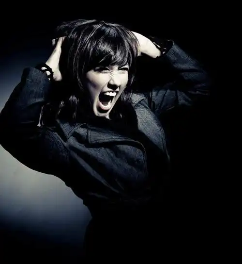 抓头,黑色背景,生气,注视,观察,看,站着,张嘴,抓,大衣,愤怒,观看,抓狂