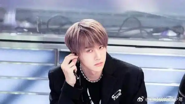 王一博童年照曝光 肉脸嘟嘟超可爱 被妈妈抱着奶萌十足_新浪新闻