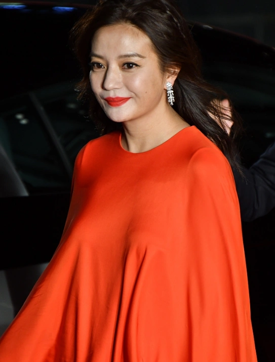 赵薇亮相东京电影节开幕 身穿红裙为中国电影加油