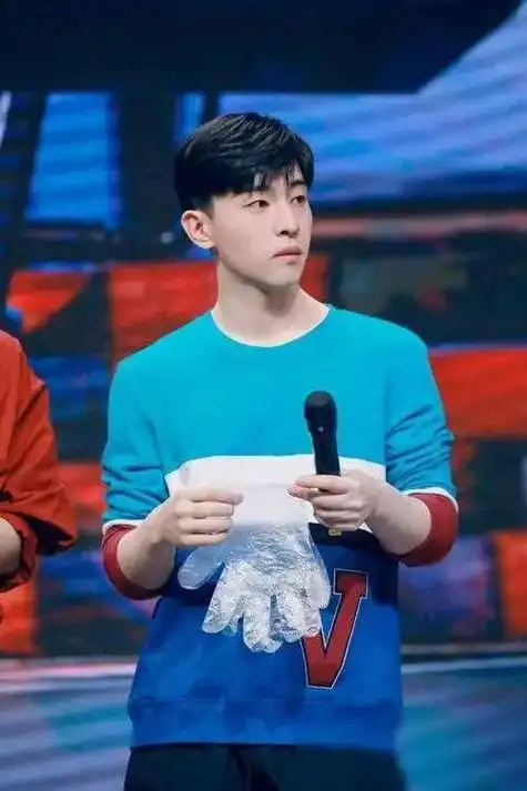 邓伦彻底退圈注销工作室本人邋遢发福至160斤已转型成商