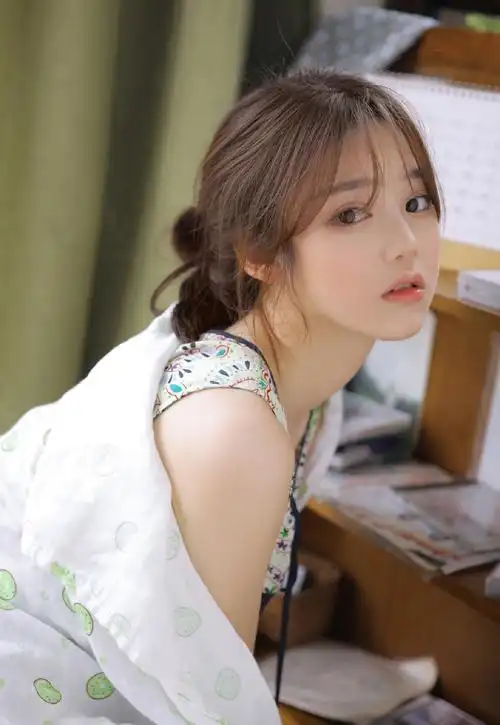 白嫩美女碎花裙白皙美腿性感写真