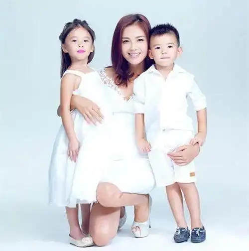 杨澜别瞧不起颜值取胜干净体面的模样总是充满力量