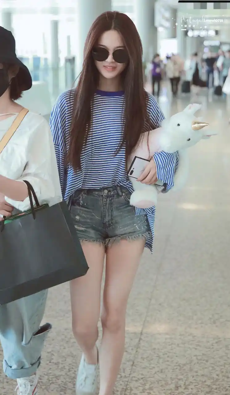 杨超越蓝色针织开衫配牛仔短裤现身机场,清新甜美.