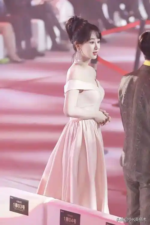 原创杨紫荣获年度全能明星一袭樱花粉长裙亮相盛典甜美又高级