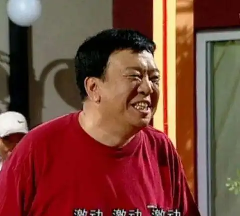 网友偶遇家有儿女胡一统坐街边身形萧瑟苍老难认