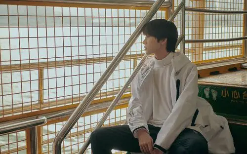 > 连淮伟帅气旅拍照图片(7/9)