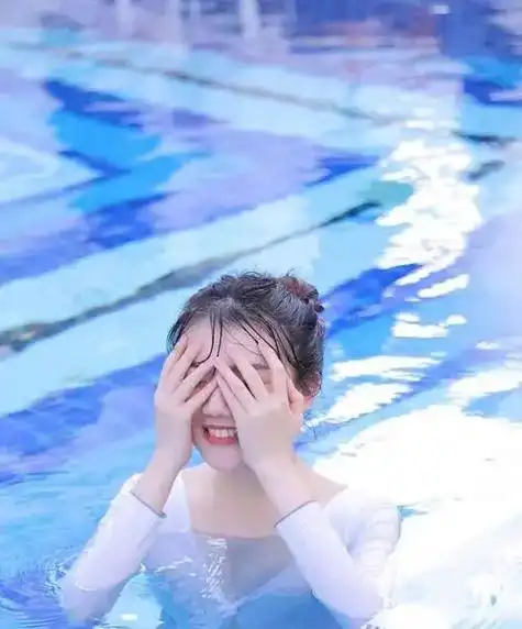 游泳是一个人的运动潜下去时非常寂静潜更深些感受到的不止是寂静纷杂