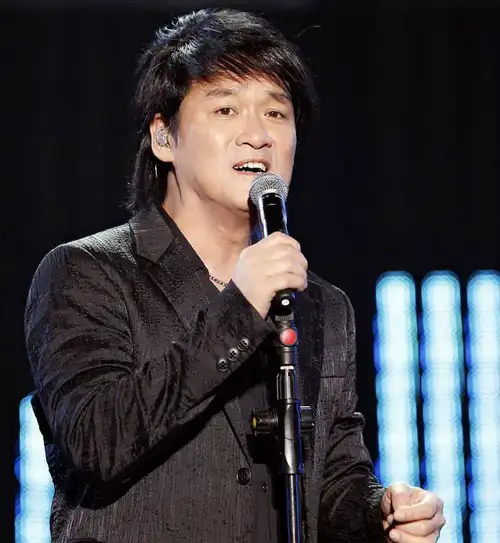 看到刘烨女儿的近照,终于明白混血儿的心酸,周华健比儿子显年轻