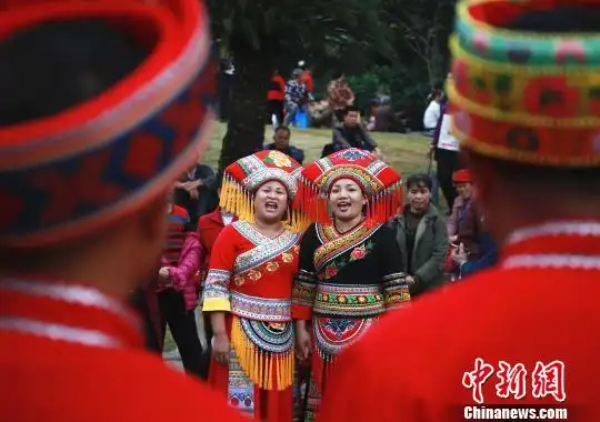 两名女山歌手与两名男山歌手对唱山歌. 朱柳融 摄