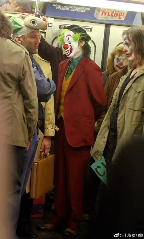 杰昆扮演的小丑终于画