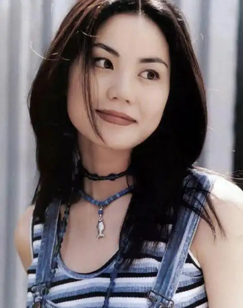 然而,就在记者们期待更多的证据时,两人的绯闻却出乎意料地迅速平息了