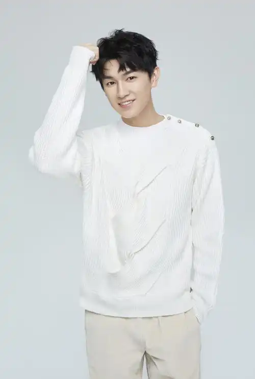 杨旭文新年写真曝光,笑容温暖少年感十足_手机搜狐网