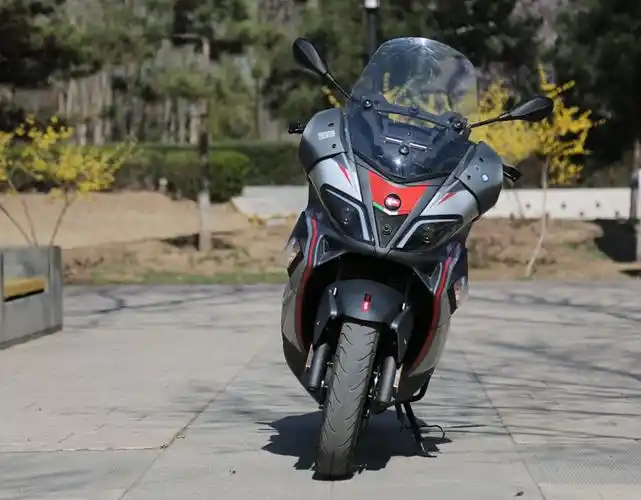 实拍新世代运动大踏板阿普利亚srmax300速览