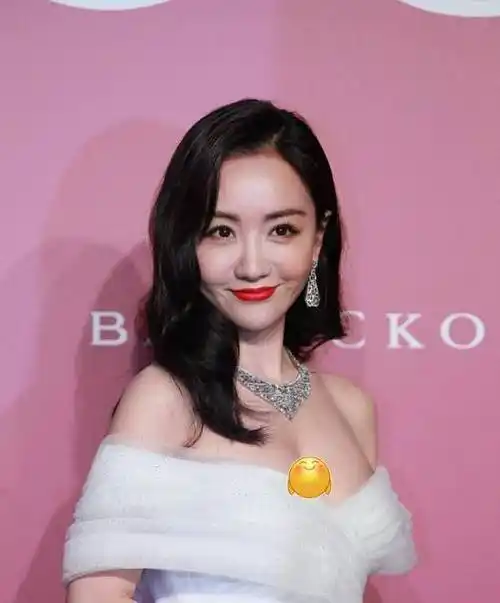 原创40岁杨蓉美得出众穿一字肩礼服裙高贵像公主令人挪不开视线