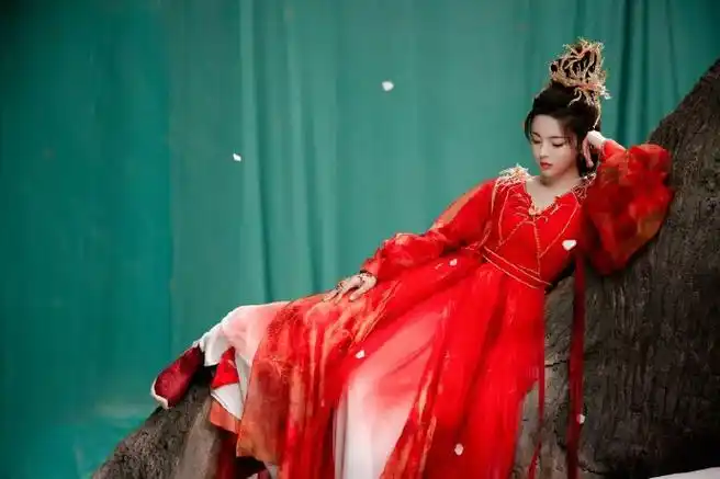 杨超越《七时吉祥》新剧照,红衣女帝好霸气,今晚和沧海不见不散啊