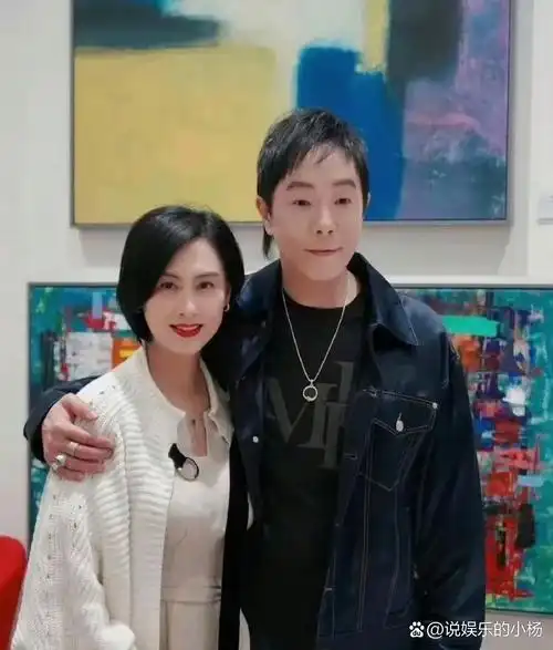 53岁的朱茵与60岁的老公黄贯中合影. 她老公怎么看起来怪怪的!