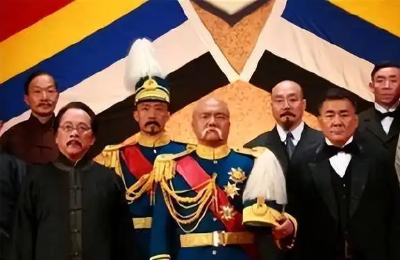 袁世凯反向逼宫,逼迫隆裕太后下了退位诏书,两千年的帝制时代就此终结