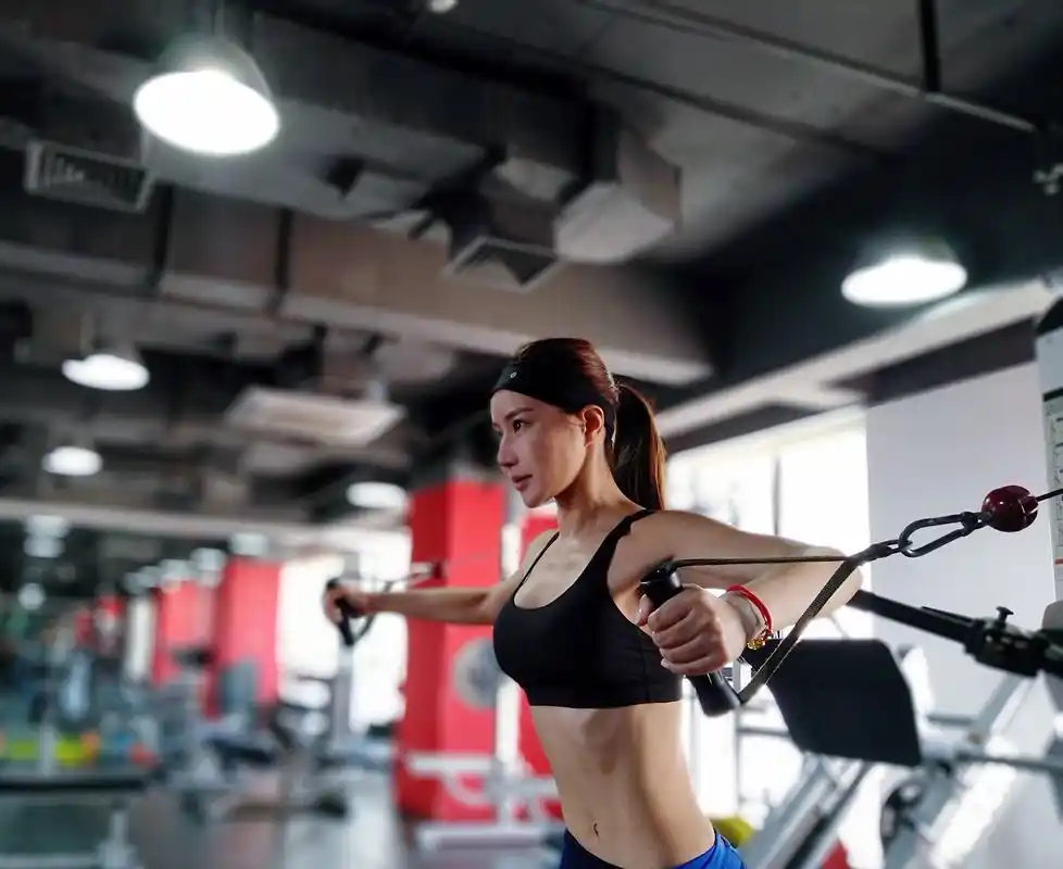 韩雨芹健身房里大秀好身材,人鱼线好迷人