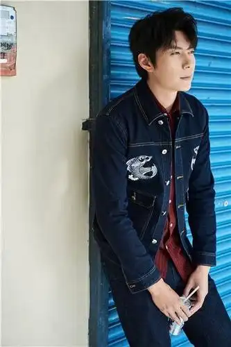 艾伦成熟魅力写真曝光 别具一格诠释时尚态度