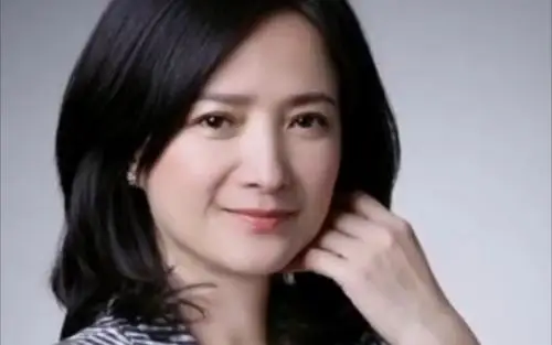 何晴长相很好脾气温和面相很一般五官都差一口气就弱下