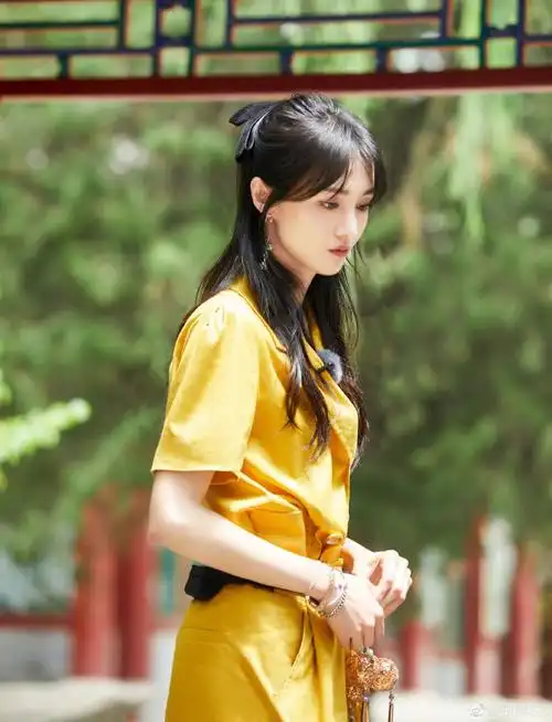 郑爽分享六宫格美照 穿明黄连衣裙秀纤纤玉臂温婉可人