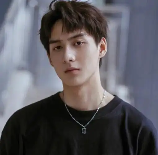 痞帅风男士韩式三七分发型969696高额头的男生这个秋天一-定要