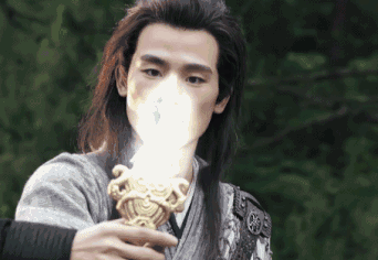 欧豪一直饰演着沉默寡言的高冷男神,然而这次在《天意》里,歪头杀,咬