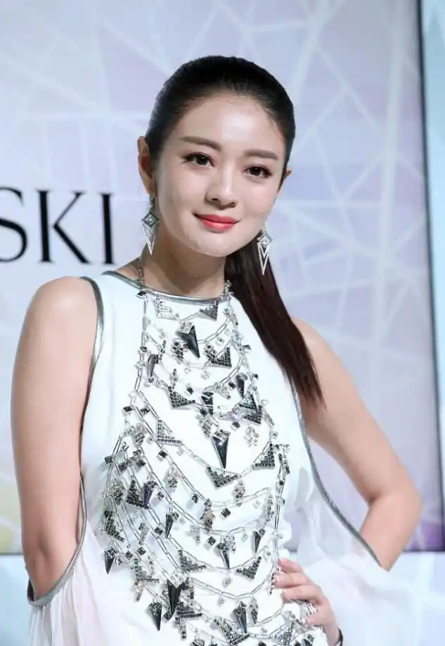 41岁安以轩穿衣还挺张扬,开叉裙秀美腿,露出内衬边看着还挺美的