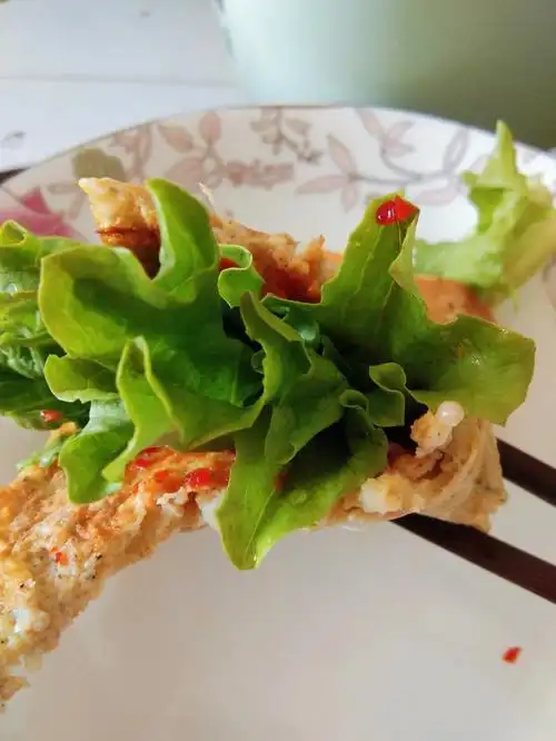 金针菇虾仁鸡蛋饼