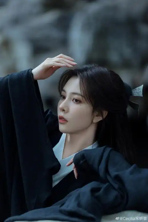 侠客执伞造型##宋妍霏古风造型清冷感#宋妍霏最新古装大片,黑衣侠女