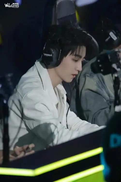 有谁能拒绝打电竞的王俊凯呢