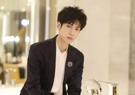 国字脸男生梳刘海短发儒雅稳重 国字脸男士职场轻熟偏分短发造型_发型