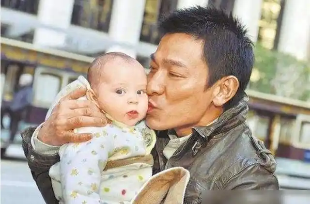 老来得子的明星刘德华53岁王刚60岁他与女儿相差78岁