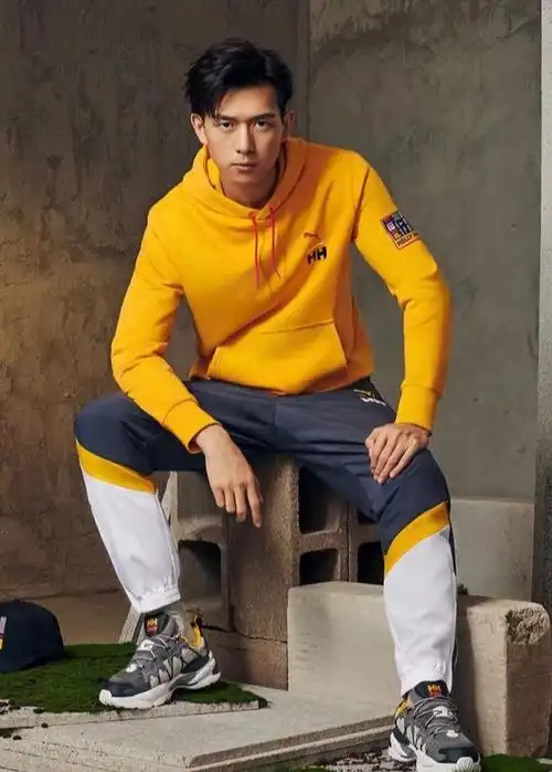 李现时尚画报图一身运动装秀出好身材眉目深邃有男人味