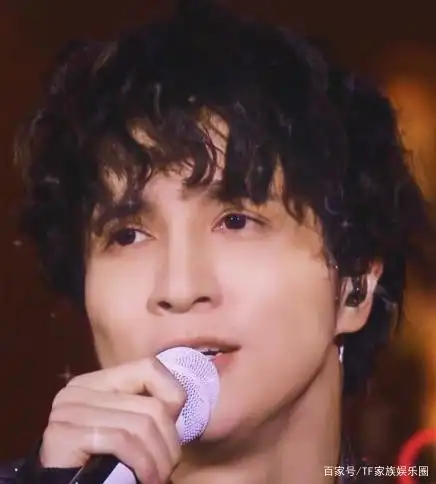 薛之谦帅气卷毛发型深情献唱《刚刚好》"唱到入魔"直接跪地