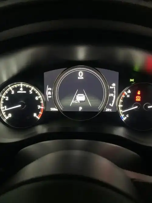 就是这仪表盘上为啥是个白色小车车这开喽#马自达  #次世代马自达3